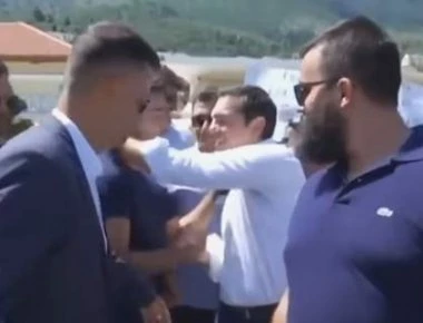 «Θα πάτε Champions League φέτος;» - Όταν ο Τσίπρας συνάντησε οπαδό της ΑΕΚ περπατώντας στην Ιθάκη (βίντεο)